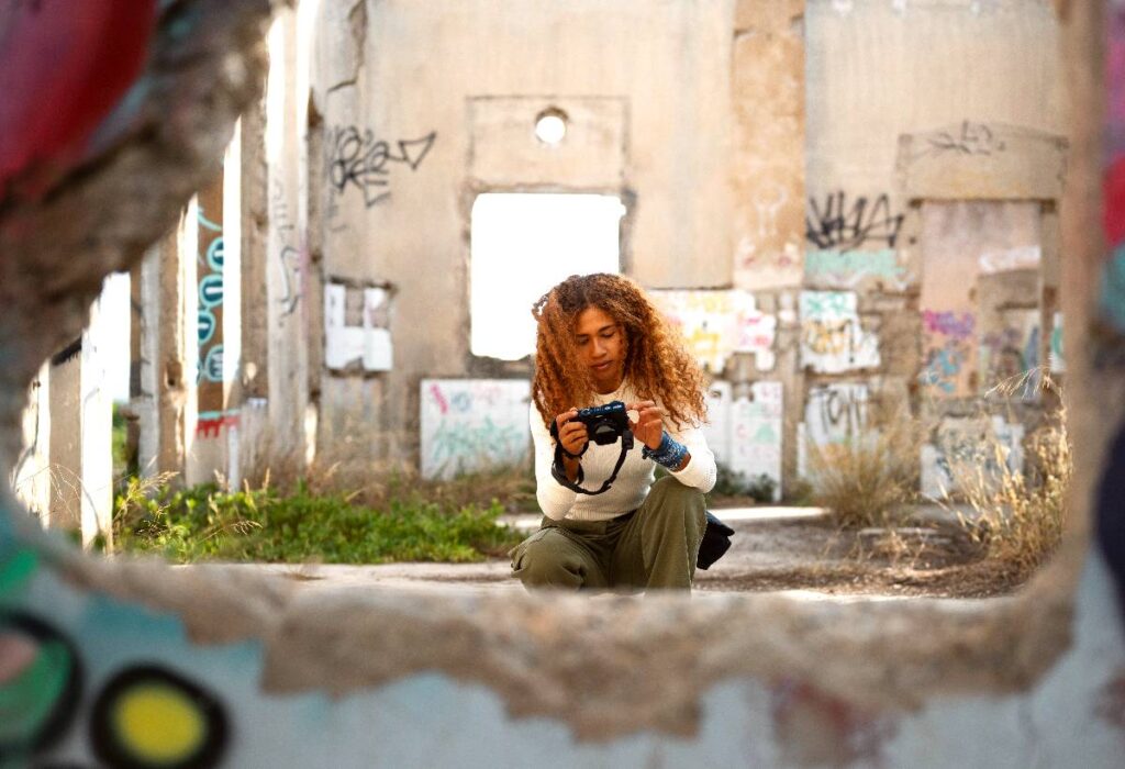 Agência Mural e Fala Roça realizam a 3ª Conferencia de Jornalismo das Favelas e Periferias Nesta foto meramente ilustrativa, uma mulher fotografa lugar abandonado, remetendo à periferia e ao evento 3ª Conferencia de Jornalismo das Favelas e Periferias.