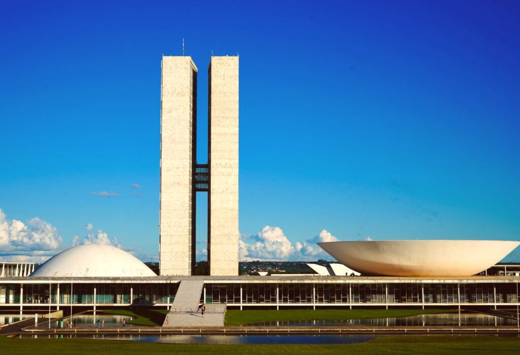 Trainees do Poder360 vão visitar prédios públicos em Brasília durante o treinamento Foto dos prédios da Câmara dos Deputados e Senado Federal em Brasília, que os participantes do Programa de Trainees em Jornalismo do Poder360 vão visitar.