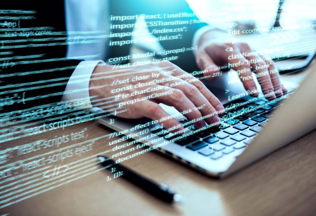Correio Sabiá foi uma das instituições selecionadas no Codesinfo 2025 Pessoa utilizando laptop em uma cena com códigos sobrepostos, remetendo ao tema deste post: Projetos Codesinfo 2025