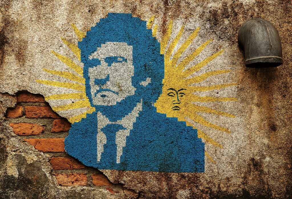 Documentário Pichação de um rosto semelhante ao de Javier Milei com um sol parecido com o da bandeira da Argentina em um muro decadente. Essa imagem meramente ilustrativa é uma alusão ao documentário