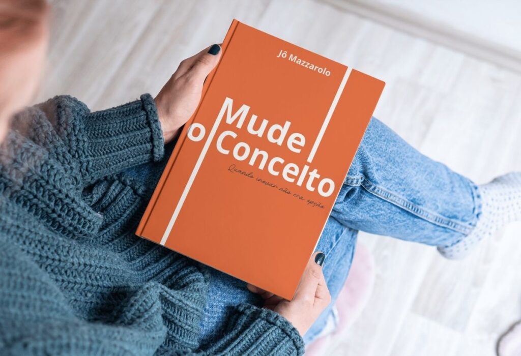 Capa do livro Mude o conceito, de Jô Mazzarolo sobre um mockup do Canva. Imagem ilustrativa.
